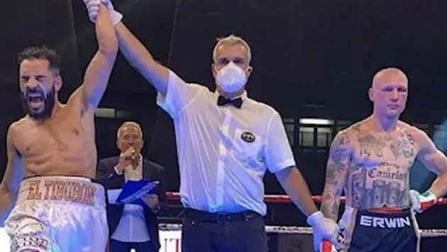 Italský boxer Michele Broili (vpravo) má pozastavenou činnost kvůli nacistickému tetování na hrudi. Italský boxer Michele Broili (vpravo) má pozastavenou činnost kvůli nacistickému tetování na hrudi.