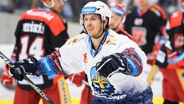 Tomáš Redlich z Kladna během utkání 2. kola Tipsport extraligy s Hradcem Králové. Tomáš Redlich z Kladna během utkání 2. kola Tipsport extraligy s Hradcem Králové.