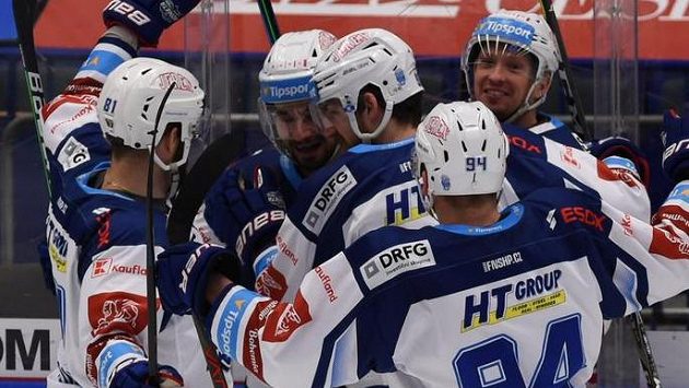 Hokejisté Komety Brno se radují z branky Hokejisté Komety Brno se radují z branky