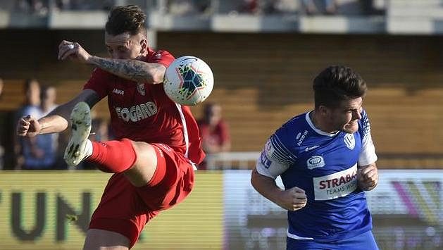 Zleva Petr Drahoš z Chrudimi a Pavel Zifčák z Pardubic. Zleva Petr Drahoš z Chrudimi a Pavel Zifčák z Pardubic.