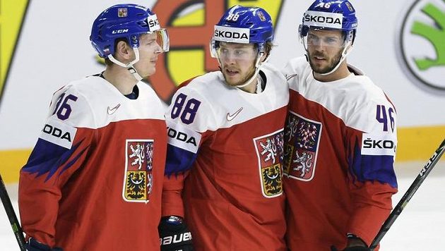 Z gólu se radují čeští hokejisté (zleva) Jakub Krejčík, David Pastrňák a David Krejčí. Z gólu se radují čeští hokejisté (zleva) Jakub Krejčík, David Pastrňák a David Krejčí.