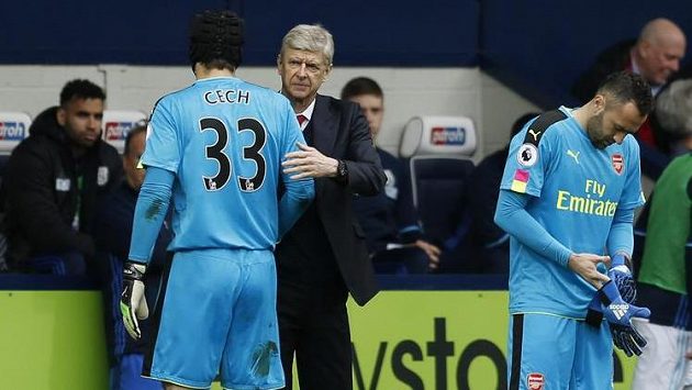 Arséne Wenger vyprovází ze hřiště zraněného Petra Čecha. Přijde český gólman v létě o místo jedničky? Arséne Wenger vyprovází ze hřiště zraněného Petra Čecha. Přijde český gólman v létě o místo jedničky?