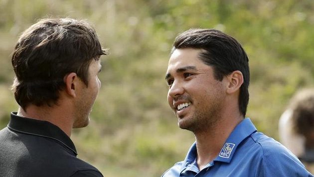Jason Day (vpravo) si podává ruku s Brooksem Koepkou. Jason Day (vpravo) si podává ruku s Brooksem Koepkou.