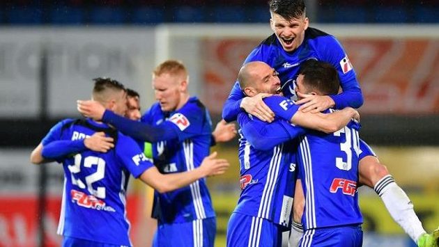 Fotbalisté Olomouce se radují z branky (archivní foto) Fotbalisté Olomouce se radují z branky (archivní foto)