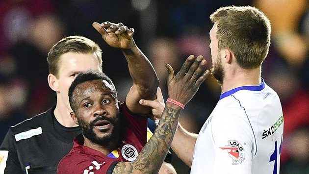 Potyčka mezi Guélorem Kangou ze Sparty a Nikolajem Komličenkem z Boleslavi. Potyčka mezi Guélorem Kangou ze Sparty a Nikolajem Komličenkem z Boleslavi.