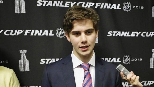 Mezi americkým centrem Jackem Hughesem (na snímku) a finským pravým křídlem Kaapem Kakkem se rozhodne o jedničce draftu NH Mezi americkým centrem Jackem Hughesem (na snímku) a finským pravým křídlem Kaapem Kakkem se rozhodne o jedničce draftu NH