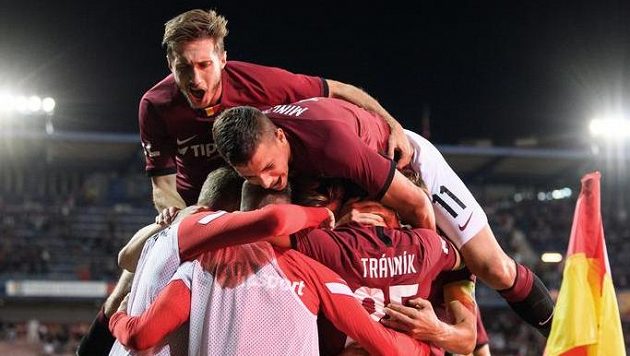 Fotbalisté Sparty Praha (Michal Sáček a Martin Minčev) oslavují gól na 2:1 během utkání se Zlínem. Fotbalisté Sparty Praha (Michal Sáček a Martin Minčev) oslavují gól na 2:1 během utkání se Zlínem.