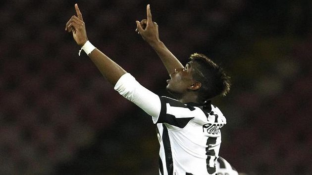 Paul Pogba z Juventusu slaví svoji trefu v ligovém duelu s Neapolí. Paul Pogba z Juventusu slaví svoji trefu v ligovém duelu s Neapolí.