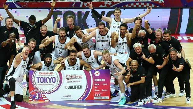 Němečtí basketbalisté oslavují postup na olympijské hry. Němečtí basketbalisté oslavují postup na olympijské hry.