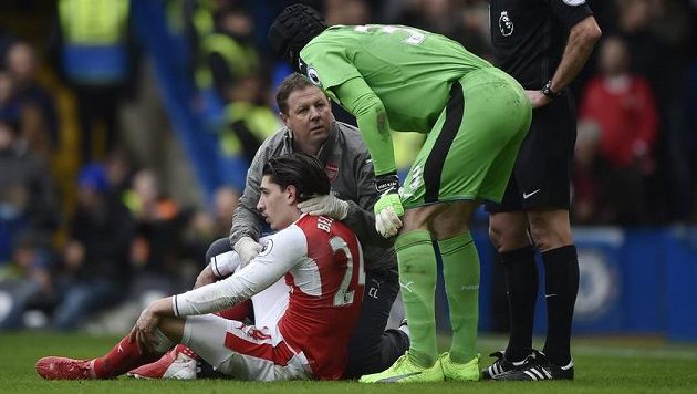 Petr Čech se sklání nad otřeseným Hectorem Bellerínem. Zadák Arsenalu nakonec musel po zákroku, jenž předcházel úvodnímu gólu Chelsea, střídat. Petr Čech se sklání nad otřeseným Hectorem Bellerínem. Zadák Arsenalu nakonec musel po zákroku, jenž předcházel úvodnímu gólu Chelsea, střídat.