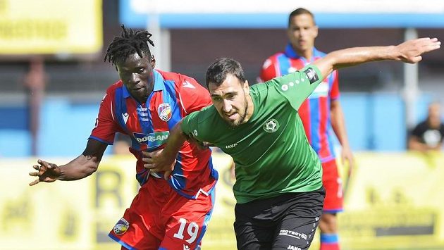Zleva Modou Ndiaye z Plzně a Karel Soldát z Příbrami v přípravném utkání. Zleva Modou Ndiaye z Plzně a Karel Soldát z Příbrami v přípravném utkání.