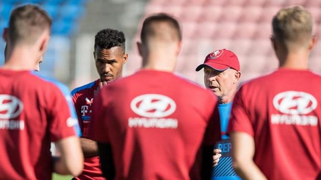 Trenér Karel Jarolím (vpravo) a Theodor Gebre Selassie během tréninku. Trenér Karel Jarolím (vpravo) a Theodor Gebre Selassie během tréninku.