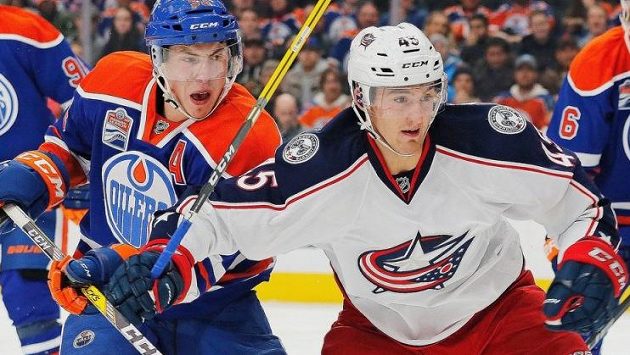 Český útočník Lukáš Sedlák (vpravo) v souboji s Ryanem Nugentem-Hopkinsem z Edmontonu. Český útočník Lukáš Sedlák (vpravo) v souboji s Ryanem Nugentem-Hopkinsem z Edmontonu.