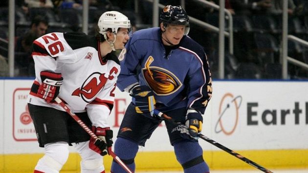 Patrik Eliáš (vlevo) z New Jersey a Marián Hossa (v dresu Atlanty) během utkání NHL na snímku z roku 2007. Patrik Eliáš (vlevo) z New Jersey a Marián Hossa (v dresu Atlanty) během utkání NHL na snímku z roku 2007.