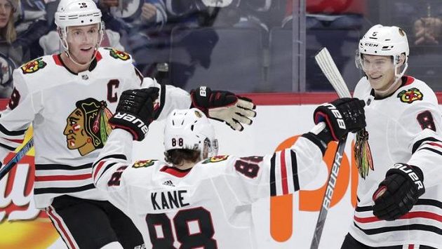Jonathan Toews, Patrick Kane a Dominik Kubalík (vlevo) se radují z branky Jonathan Toews, Patrick Kane a Dominik Kubalík (vlevo) se radují z branky