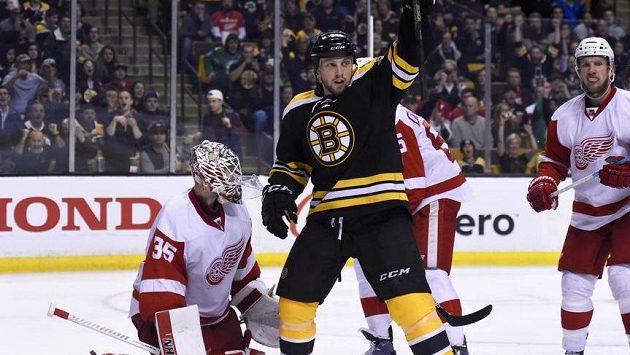 Křídelník Bostonu Matt Beleskey slaví gól v síti brankáře Jimmyho Howarda z Detroitu. Který z klubů se nakonec bude radovat z postupu do play off? Křídelník Bostonu Matt Beleskey slaví gól v síti brankáře Jimmyho Howarda z Detroitu. Který z klubů se nakonec bude radovat z postupu do play off?