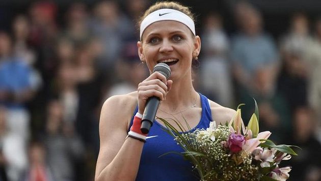 Lucie Šafářová se loučí při Fed Cupu s prostějovskými diváky. Lucie Šafářová se loučí při Fed Cupu s prostějovskými diváky.