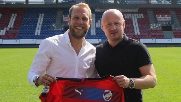 Daniel Kolář (vlevo) a generální manažer Viktorie Adolf Šádek po podpisu smlouvy. Daniel Kolář (vlevo) a generální manažer Viktorie Adolf Šádek po podpisu smlouvy.