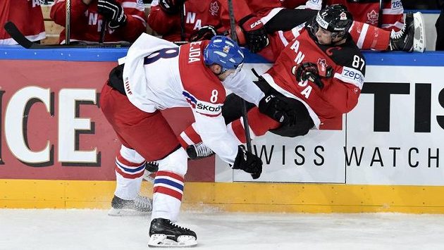 Český obránce Jan Hejda a Sidney Crosby z Kanady. Český obránce Jan Hejda a Sidney Crosby z Kanady.