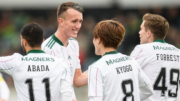 Fotbalisté Celticu Liel Abada, David Turnbull, Kyogo Furuhashi a James Forrest oslavují gól Fotbalisté Celticu Liel Abada, David Turnbull, Kyogo Furuhashi a James Forrest oslavují gól
