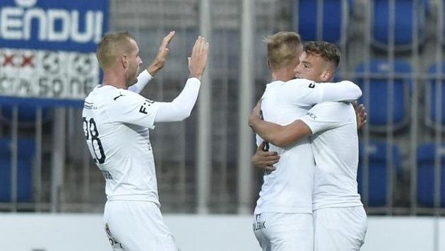 Hráči Slovácka se radují z gólu. Hráči Slovácka se radují z gólu.
