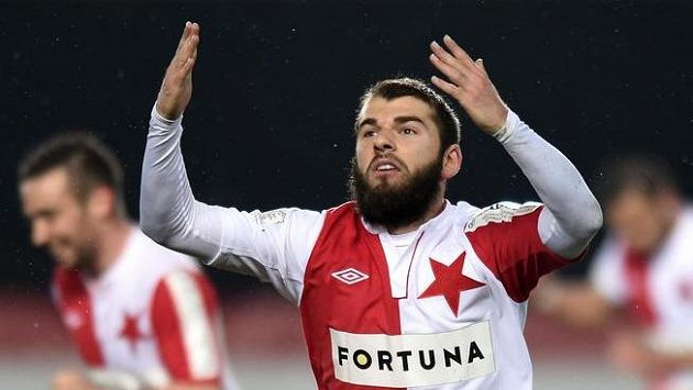 Levani Kenija ze Slavie oslavuje svůj gól. Levani Kenija ze Slavie oslavuje svůj gól.