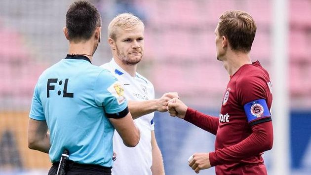 Kapitán Slovanu Liberec Jan Mikula a Bořek Dočkal ze Sparty Praha se zdraví před ligovým utkáním ve skupině o titul. Letos si spolu zahrají ještě těsně před Vánoci... Kapitán Slovanu Liberec Jan Mikula a Bořek Dočkal ze Sparty Praha se zdraví před ligovým utkáním ve skupině o titul. Letos si spolu zahrají ještě těsně před Vánoci...