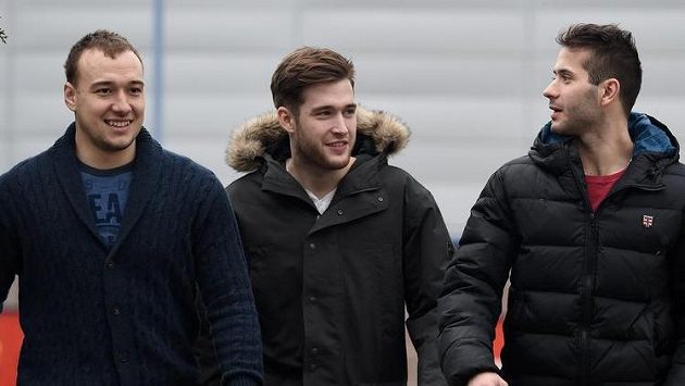 Hokejisté (zleva): Jan Kovář, Pavel Francouz a Erik Hrňa míří na reprezenční sraz v letňanské hale. Hokejisté (zleva): Jan Kovář, Pavel Francouz a Erik Hrňa míří na reprezenční sraz v letňanské hale.