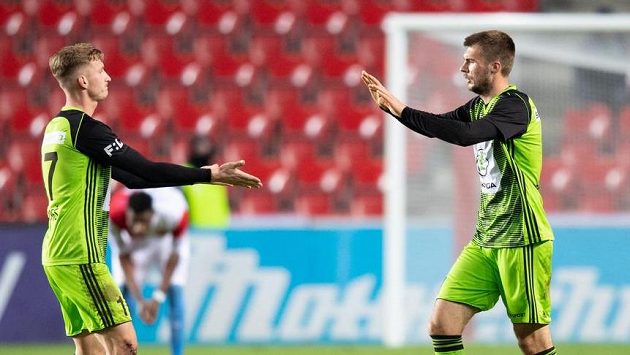 Fotbalisté Mladé Boleslavi Petr Mareš (vlevo) a Nikolaj Komličenko oslavují gól proti Slavii. Fotbalisté Mladé Boleslavi Petr Mareš (vlevo) a Nikolaj Komličenko oslavují gól proti Slavii.