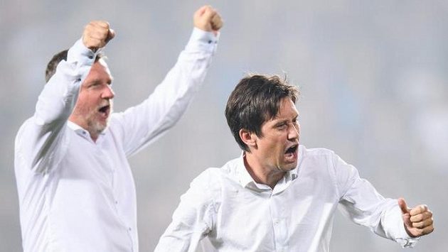 Tomáš Rosický a Pavel Vrba emotivně oslavují postup přes Rapid Vídeň. Tomáš Rosický a Pavel Vrba emotivně oslavují postup přes Rapid Vídeň.