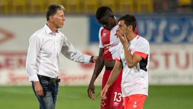 Trenér Jaroslav Šilhavý a fotbalisté Slavie Michael Ngadeu (uprostřed) a Ruslan Mingazov po utkání v Teplicích. Trenér Jaroslav Šilhavý a fotbalisté Slavie Michael Ngadeu (uprostřed) a Ruslan Mingazov po utkání v Teplicích.