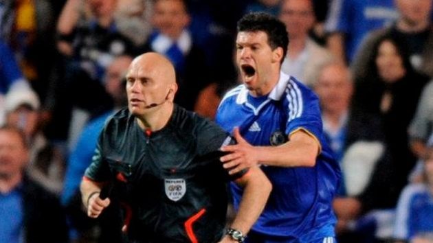 Rozzuřený fotbalista Chelsea nahání sudího Toma Henninga Övreböa v semifinále Ligy mistrů 2009. Rozzuřený fotbalista Chelsea nahání sudího Toma Henninga Övreböa v semifinále Ligy mistrů 2009.