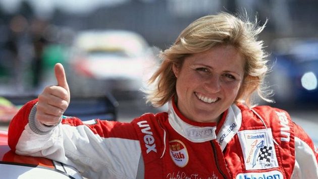 Legendární závodnice Sabine Schmitzová na archivním snímku z roku 2010. Legendární závodnice Sabine Schmitzová na archivním snímku z roku 2010.