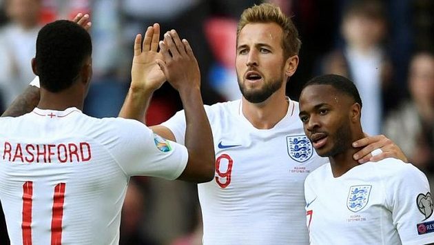 Raheem Sterling, Harry Kane a Marcus Rashford slaví branku do sítě Bulharska Raheem Sterling, Harry Kane a Marcus Rashford slaví branku do sítě Bulharska