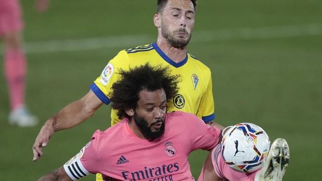 Marcelo (vpředu) z Realu Madrid a Filip Malbasic z Cádizu. Marcelo (vpředu) z Realu Madrid a Filip Malbasic z Cádizu.