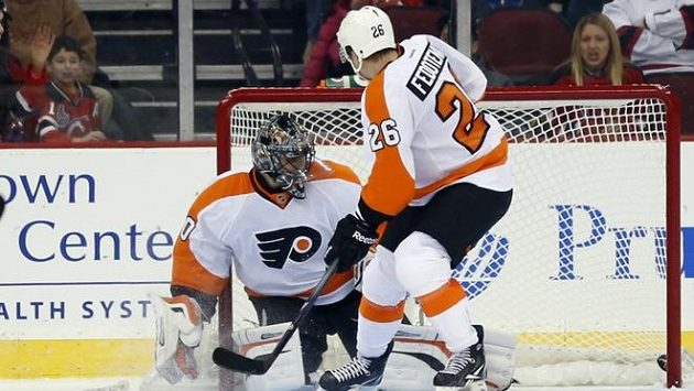 Útočník Philadelphie Ruslan Fedotěnko (vpravo) sleduje, jak gólman Ilja Bryzgalov inkasuje branku. Útočník Philadelphie Ruslan Fedotěnko (vpravo) sleduje, jak gólman Ilja Bryzgalov inkasuje branku.