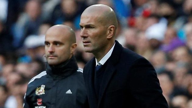 Kouč Realu Madrid Zinedine Zidane během utkání proti Málaze. Kouč Realu Madrid Zinedine Zidane během utkání proti Málaze.