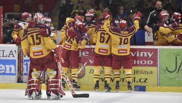 Jihlavská euforie. Hokejisté Dukly se po dvanácti letech vracejí do extraligy. Týmu stačil bod z barážové bitvy s Karlovými Vary. Jihlavská euforie. Hokejisté Dukly se po dvanácti letech vracejí do extraligy. Týmu stačil bod z barážové bitvy s Karlovými Vary.