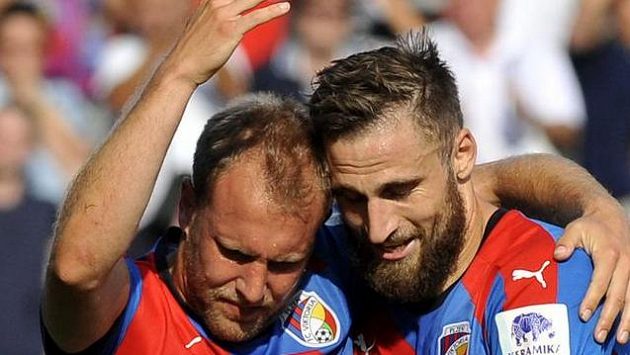 Plzeňští fotbalisté Daniel Kolář a Jan Holenda se radují z prvního gólu Plzně. Plzeňští fotbalisté Daniel Kolář a Jan Holenda se radují z prvního gólu Plzně.