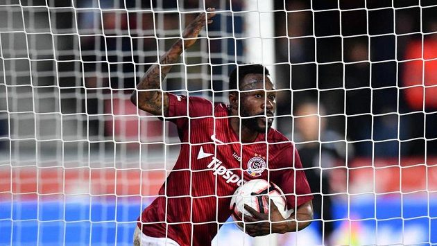 Sparťan Guélor Kanga poté, co proti Olomouci proměnil první penaltu. Sparťan Guélor Kanga poté, co proti Olomouci proměnil první penaltu.