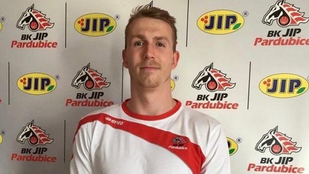 Pardubický basketbalista Tomáš Vyoral se v ligovém utkání v Kolíně blýskl 43 body. Pardubický basketbalista Tomáš Vyoral se v ligovém utkání v Kolíně blýskl 43 body.