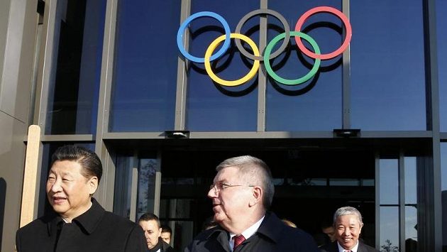Čínský prezident Si Ťin-pching (vlevo) vychází společně s prezidentem Mezinárodního olympijského výboru Thomasem Bachem ze sídla MOV v Lausanne. Čínský prezident Si Ťin-pching (vlevo) vychází společně s prezidentem Mezinárodního olympijského výboru Thomasem Bachem ze sídla MOV v Lausanne.