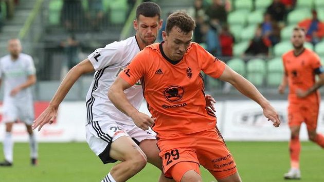 Zleva Christián Herc z Karviné a Jakub Klíma z Boleslavi. Zleva Christián Herc z Karviné a Jakub Klíma z Boleslavi.