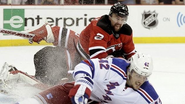 Marek Židlický zastavuje Artema Anisimova (v bílém) z Rangers. Marek Židlický zastavuje Artema Anisimova (v bílém) z Rangers.