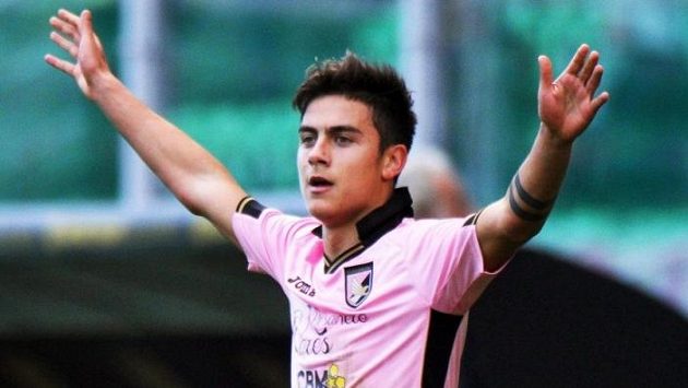 Paulo Dybala, argentinský drahokam, by měl v Juventusu časem nahradit Carlose Téveze. Paulo Dybala, argentinský drahokam, by měl v Juventusu časem nahradit Carlose Téveze.