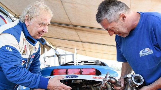Autokrosař Jaroslav Hošek (vlevo) a hlavní mechanik Martin Mařík Autokrosař Jaroslav Hošek (vlevo) a hlavní mechanik Martin Mařík