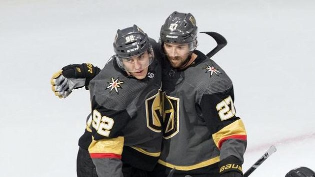 Hokejisté Vegas Golden Knights Tomáš Nosek (92), Shea Theodore (27), William Carrier (28) a Alec Martinez (23) slaví gól proti Chicagu. Hokejisté Vegas Golden Knights Tomáš Nosek (92), Shea Theodore (27), William Carrier (28) a Alec Martinez (23) slaví gól proti Chicagu.