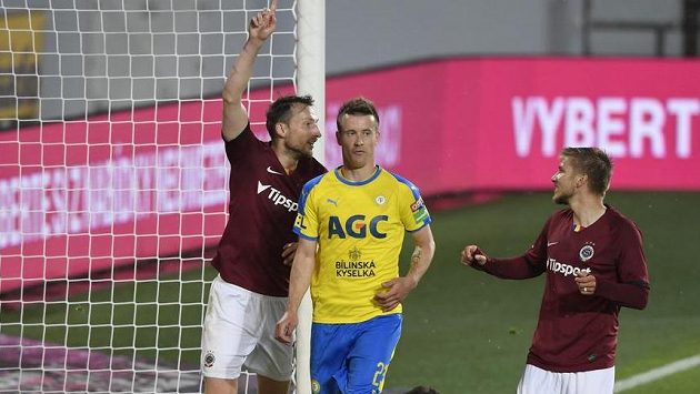Libor Kozák (vlevo) se raduje z třetího gólu Sparty. Vpravo je jeho spoluhráč Martin Frýdek, druhý zleva Lukáš Mareček z Teplic, na zemi brankář Tomáš Grigar. Libor Kozák (vlevo) se raduje z třetího gólu Sparty. Vpravo je jeho spoluhráč Martin Frýdek, druhý zleva Lukáš Mareček z Teplic, na zemi brankář Tomáš Grigar.
