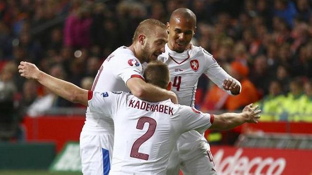Pavel Kadeřábek (2) jásá po gólu proti Nizozemsku s Jiřím Skalákem a Theodorem Gebre Selassiem (4). Pavel Kadeřábek (2) jásá po gólu proti Nizozemsku s Jiřím Skalákem a Theodorem Gebre Selassiem (4).