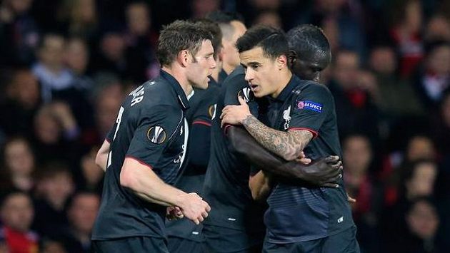 Philippe Coutinho (uprostřed) z Liverpoolu se postaral o vyrovnávací gól na Old Trafford. Reds v EL vyřadili Manchester United. Philippe Coutinho (uprostřed) z Liverpoolu se postaral o vyrovnávací gól na Old Trafford. Reds v EL vyřadili Manchester United.